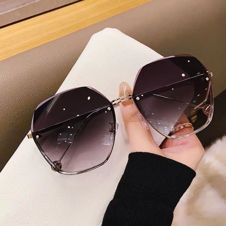نظارات شمسية بدون إطار للجنسين بحماية UV400 - إطار معدني مضلع - تدرج رمادي ووردي - Image 2