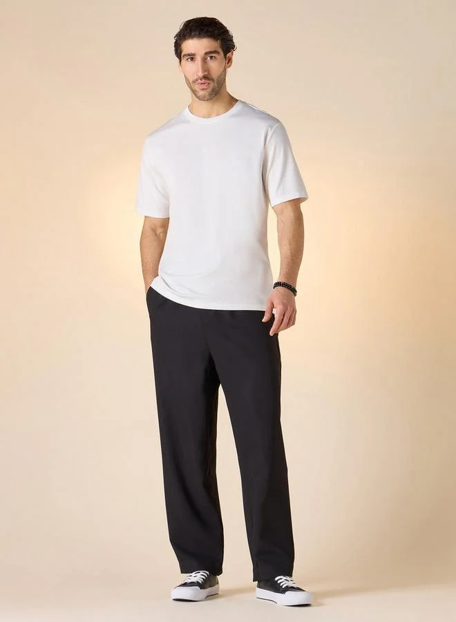 ايكونيك تيشيرت بياقة دائرية بتفاصيل طباعية أيقونية وأكمام قصيرة