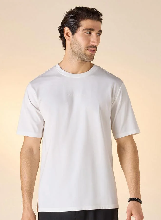 ايكونيك تيشيرت بياقة دائرية بتفاصيل طباعية أيقونية وأكمام قصيرة