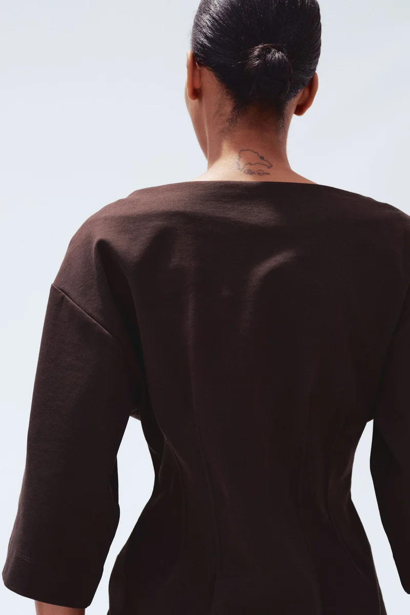 اتش اند ام تي-شيرت بخصر مدبّب