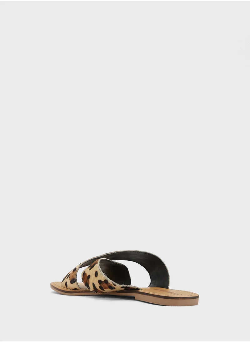 جينجر Printed Cross Strap Flat Sandal