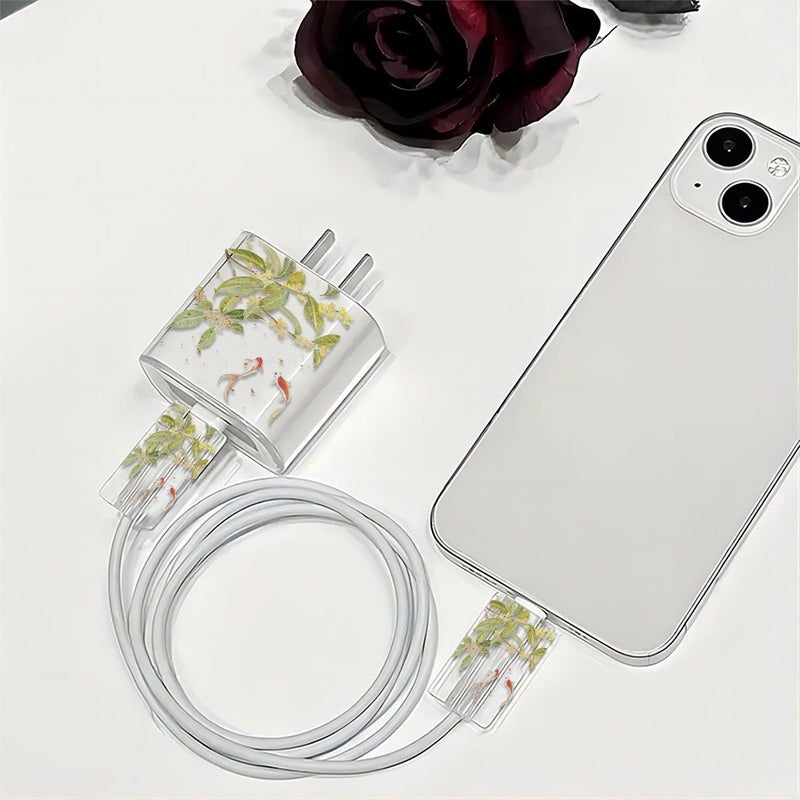 3 قطع مجموعة غطاء حماية شفاف بنمط سمكة ذهبية وأوراق خضراء لهواتف iPhone 13 14 15، مع غطاء كابل شاحن 18W 20W - Image 2