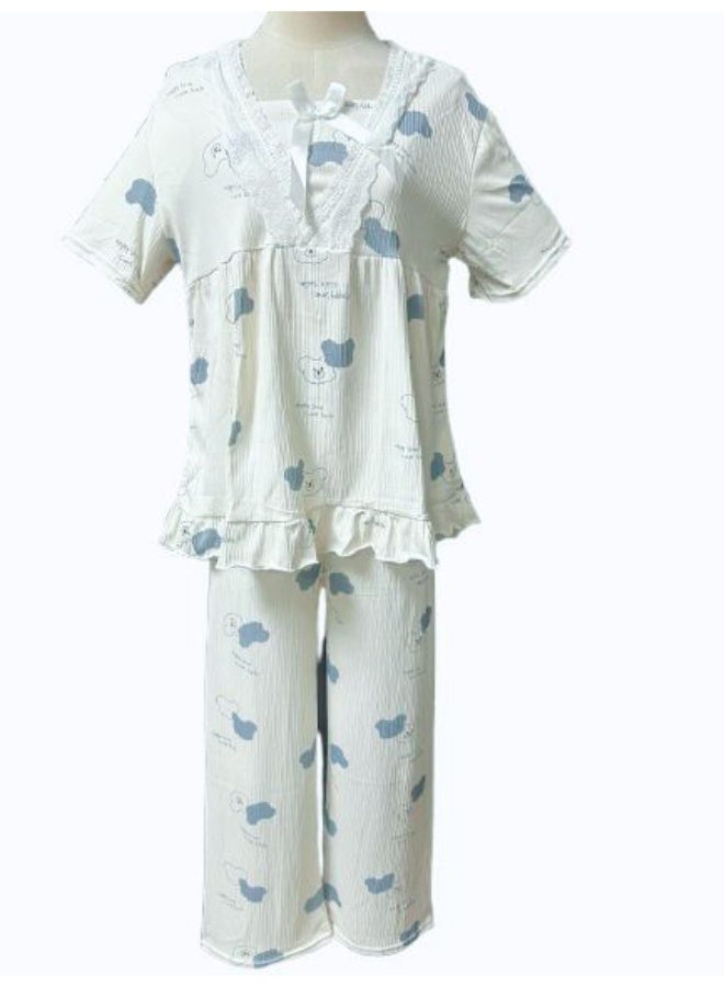 طقم بيجامة نسائي صغير لفصل الربيع والصيف والخريف - بلوزة بأكمام قصيرة ورقبة مربعة بطبعة دب لطيفة مع تفاصيل كشكشة وبنطلون مريح برباط - Image 1