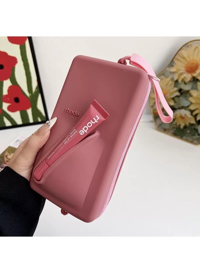 رود حقيبة رود بوتش مع حزام قابل للتعديل وملمع شفاه - حقيبة مستحضرات تجميل صغيرة انيقة للمكياج والسفر والضروريات اليومية (بيج داكن مالح) - Image 2