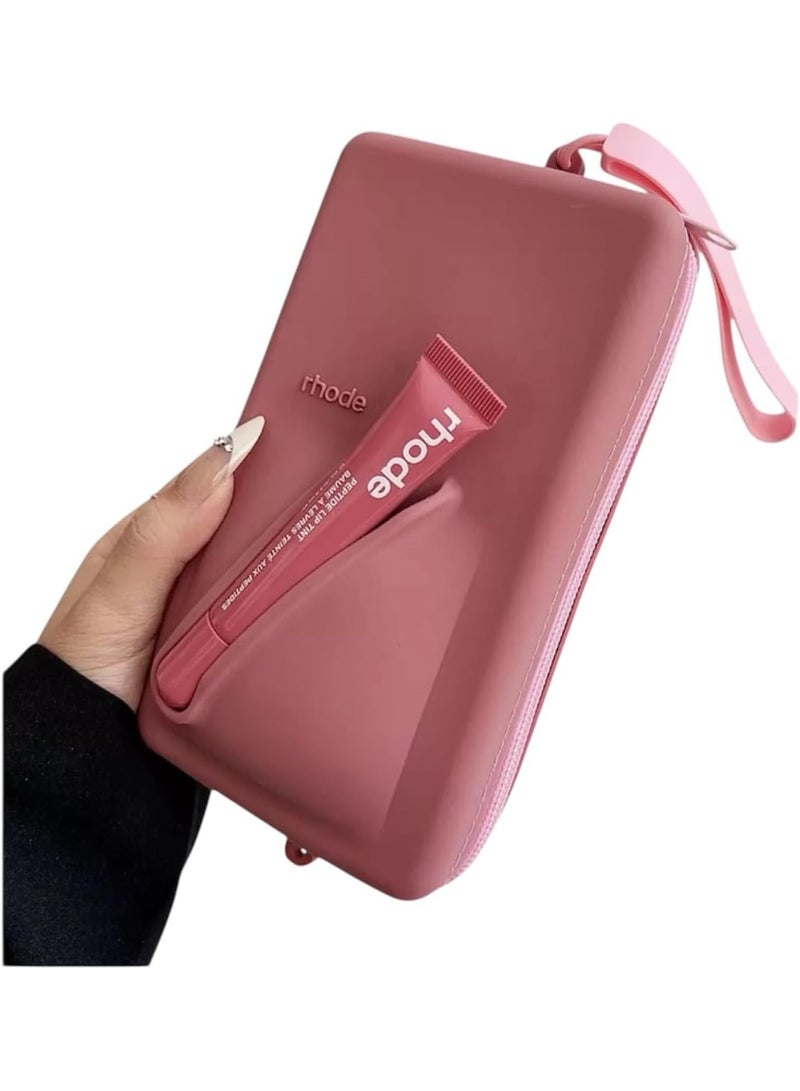 رود حقيبة رود بوتش مع حزام قابل للتعديل وملمع شفاه - حقيبة مستحضرات تجميل صغيرة انيقة للمكياج والسفر والضروريات اليومية (بيج داكن مالح) - Image 1