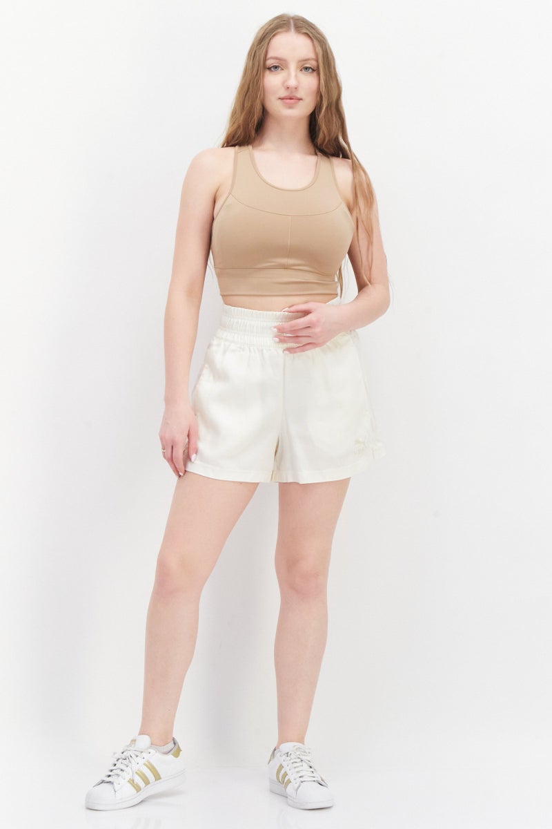 PUMA شورتات رياضية نسائية مزينة بشعار مطرّز، أبيض فاتح - Image 4