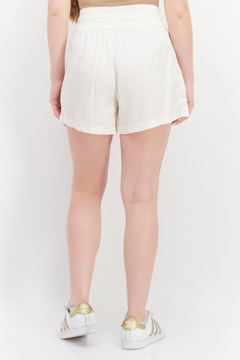 PUMA شورتات رياضية نسائية مزينة بشعار مطرّز، أبيض فاتح - Image 4