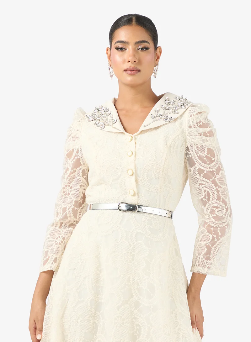 خزانة فستان دانتيل بتصميم -