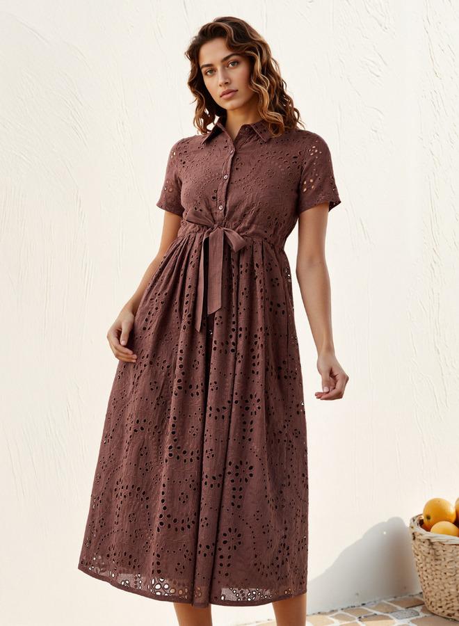 تواكستريمز فستان قميص بشراشيب وشعار بأكمام قصيرة وياقة - Image 1