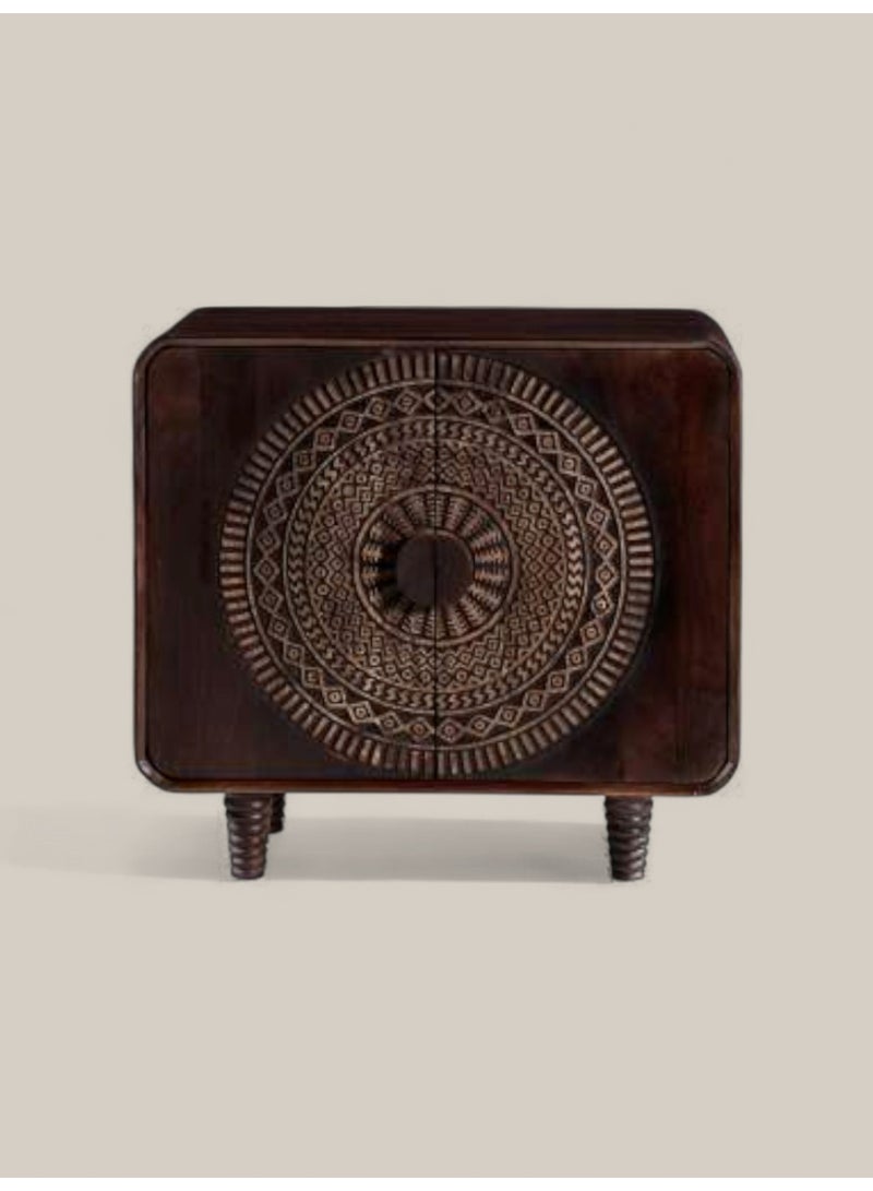 خزانة جانبية من الخشب الصلب بواجهة منقوشة يدويًا بنمط ماندالا دائري – خزانة بتشطيب جوزي داكن مع زوايا مستديرة وأرجل منقوشة – خزانة تخزين فاخرة بطابع بوهو وفينتج لغرفة المعيشة أو غرفة النوم أو غرفة الطعام أو المدخل