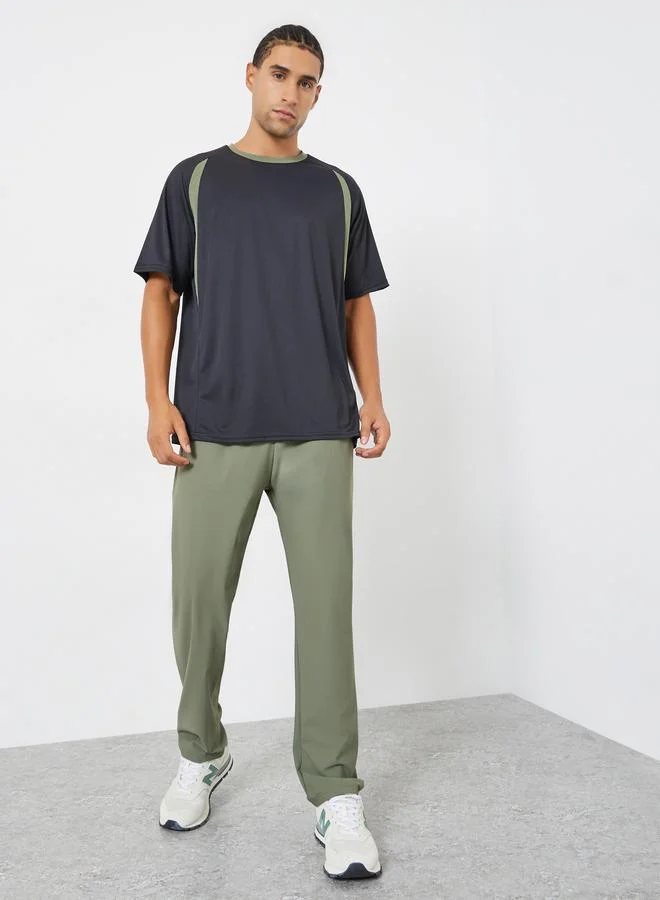 ستايلي اكتيف تيشيرت تدريب رجالي بلمسات سوداء متباينة