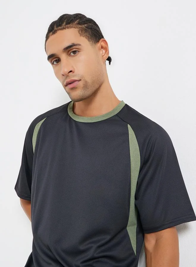 ستايلي اكتيف تيشيرت تدريب رجالي بلمسات سوداء متباينة