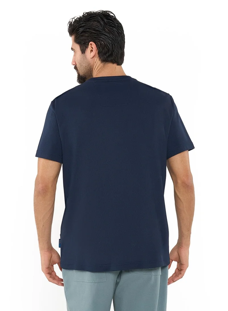 نوتيكا تيشيرت بياقة دائرية بقماش دراي-فيت مريح وخطوط متباينة