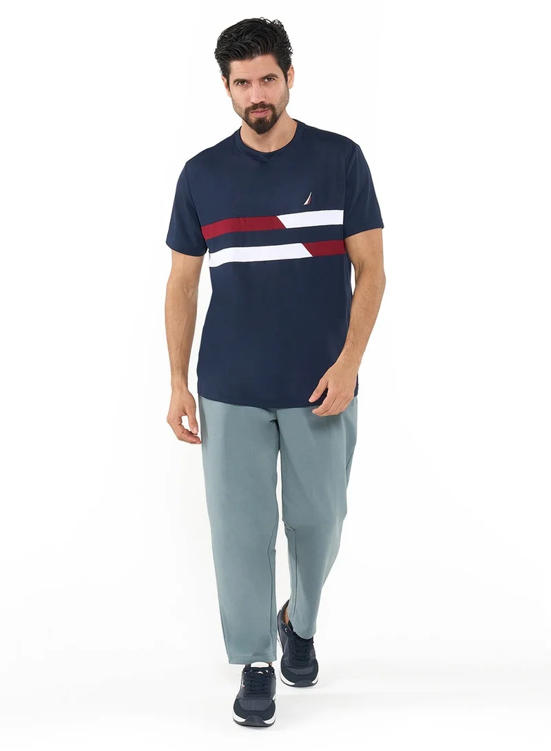 نوتيكا تيشيرت بياقة دائرية بقماش دراي-فيت مريح وخطوط متباينة