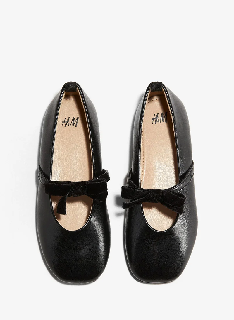 اتش اند ام حذاء باليه بلمسة لامعة