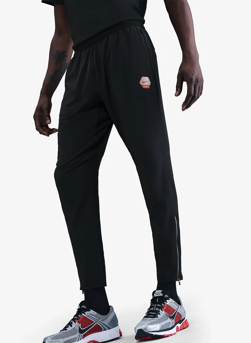 Nike BLACK/LT CRIMSON Nsw Club Run Sweatpants for Men | Best Price UAE