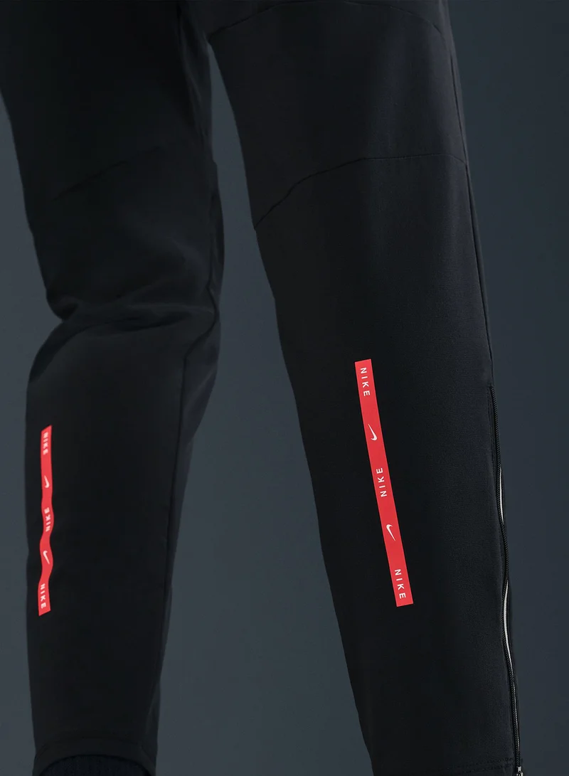 Nike BLACK/LT CRIMSON Nsw Club Run Sweatpants for Men | Best Price UAE
