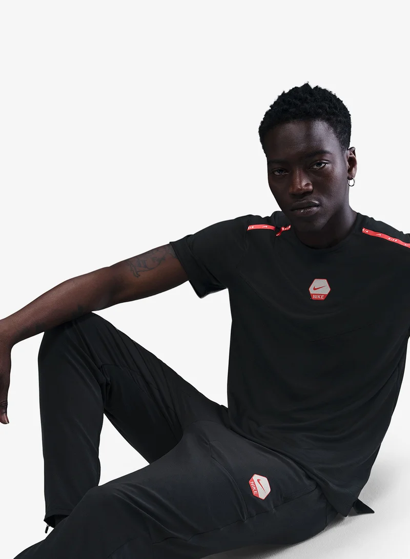 Nike BLACK/LT CRIMSON Nsw Club Run Sweatpants for Men | Best Price UAE