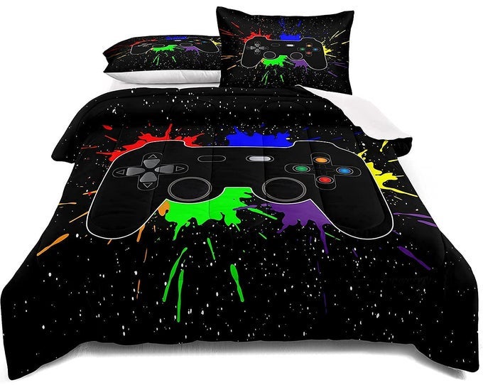 GAMING BEDDING SET QUEEN SIZE GAMER COMFORTER SET FOR BOYS GIRLS KIDS TEENS SOFT MICROFIBER COLORFUL MODERN BUTTONS VIDEO GAME BEDDING DECORATIVE CONTROLLER PATTERN DESIGN WITH 2 PILLOW SHAMS
