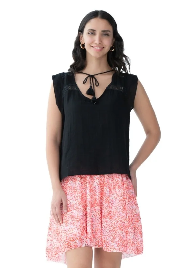 HaILYS Chic black top with lace detailing for a touch of elegance. Ideal for pairing with skirts or pants.