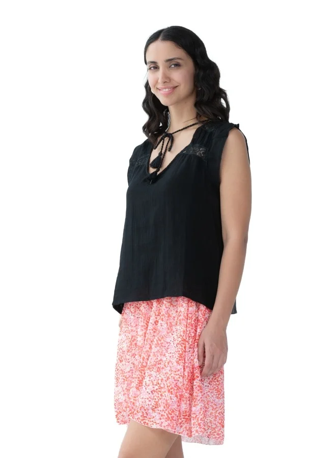 HaILYS Chic black top with lace detailing for a touch of elegance. Ideal for pairing with skirts or pants.