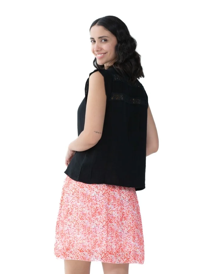 HaILYS Chic black top with lace detailing for a touch of elegance. Ideal for pairing with skirts or pants.