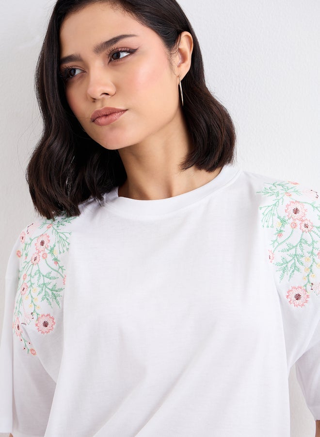 ستايلي تيشيرت فضفاض بتفاصيل زهور مُطرزة - Image 3