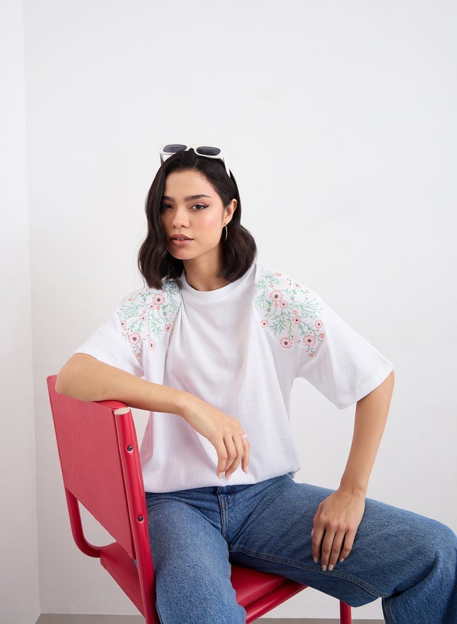 ستايلي تيشيرت فضفاض بتفاصيل زهور مُطرزة - Image 5