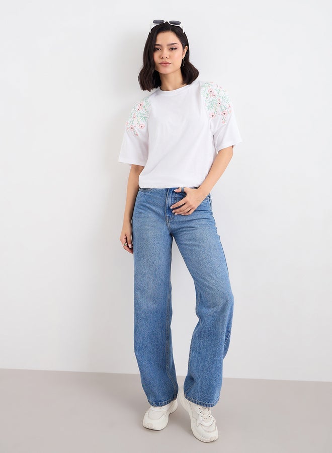 ستايلي تيشيرت فضفاض بتفاصيل زهور مُطرزة - Image 2
