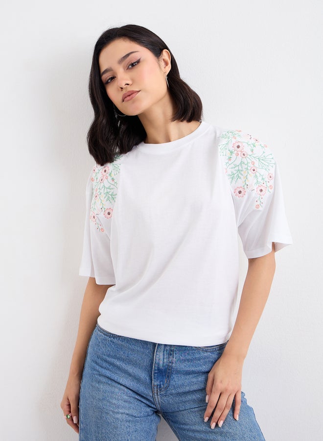 ستايلي تيشيرت فضفاض بتفاصيل زهور مُطرزة - Image 1
