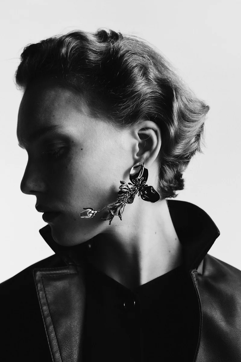 اتش اند ام حلق بتعليقة على شكل زهرة