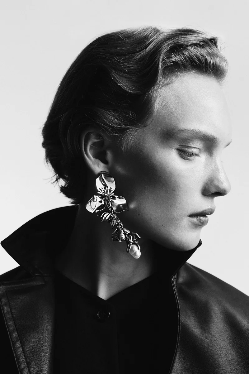 اتش اند ام حلق بتعليقة على شكل زهرة