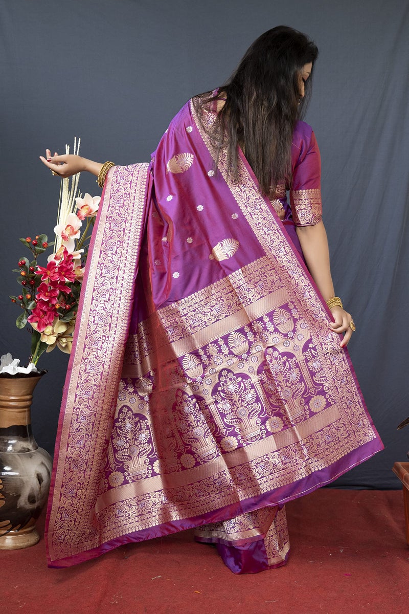 AMIRAT Women's Banarasi Silk Saree With Pure Golden Zari Woven With Unstitched Blouse Piece - Image 5