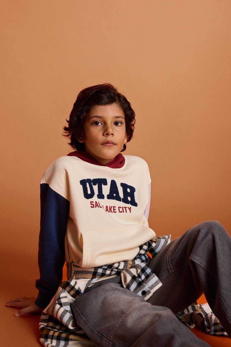 ديفاكتو سويت شيرت بغطاء رأس بأكمام طويلة وقصة واسعة للأولاد - Image 1