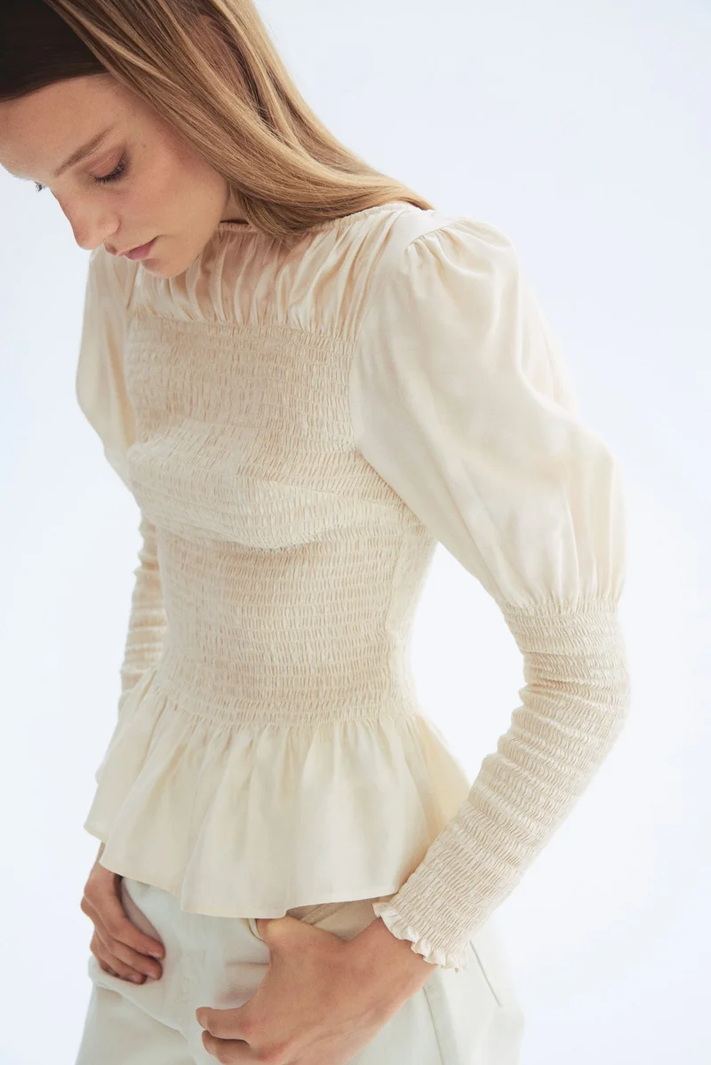 اتش اند ام بلوزة من مزيج الفيسكوز مزينة بكشكشة