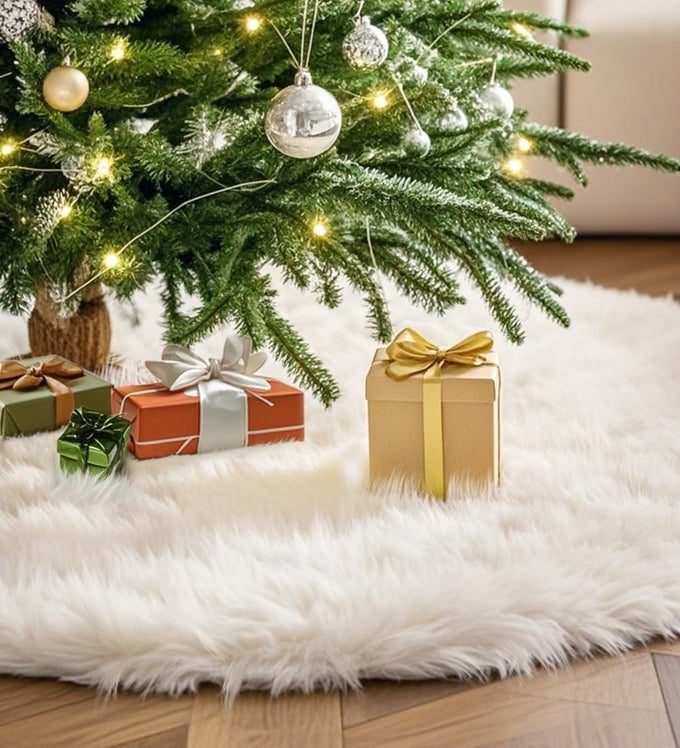 Multiwins 48 Inch Faux Fur Christmas Tree Skirt Fluffy Plush Skirt for Christmas Tree White Christmas Tree Rug Skirt Perfect for Christmas Party Decorations