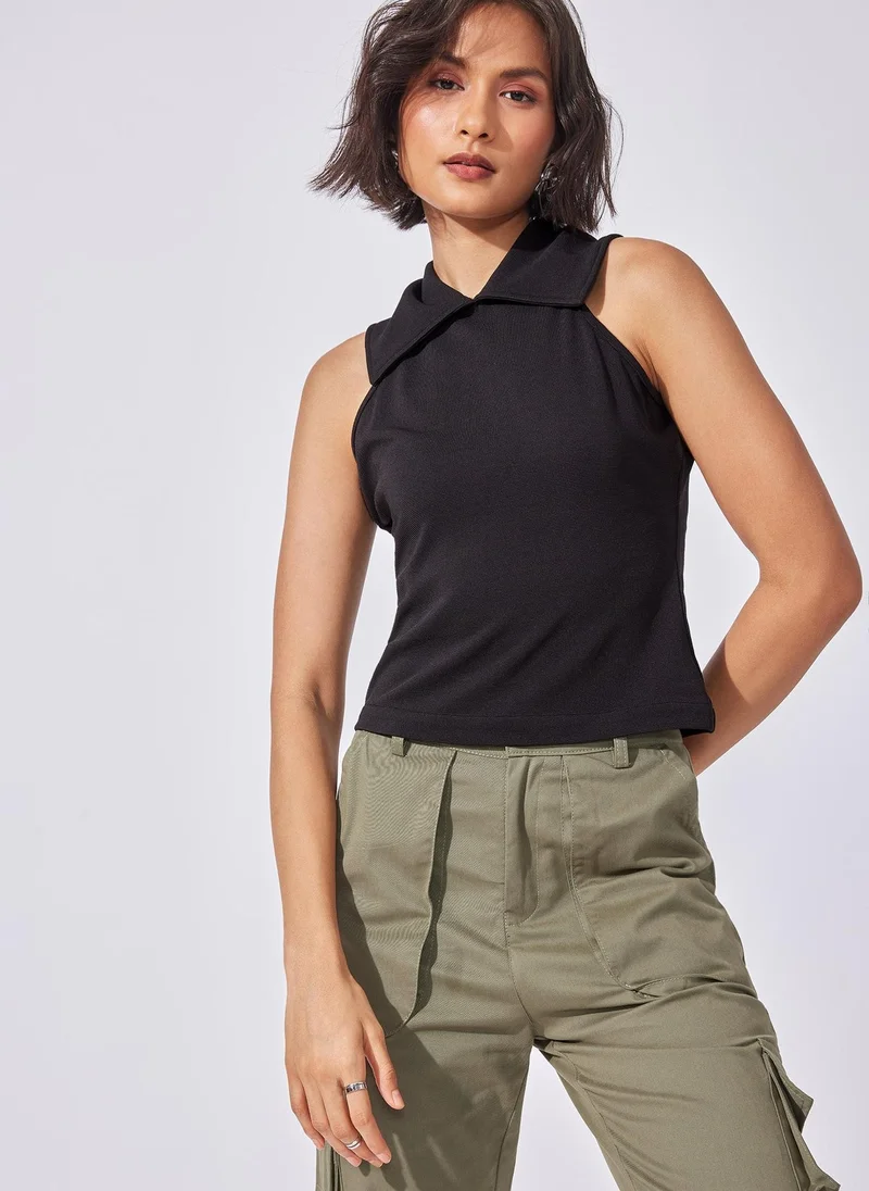 ذا ليبل لايف توب بلا أكمام برباط حول الرقبة وياقة باللون الأسود