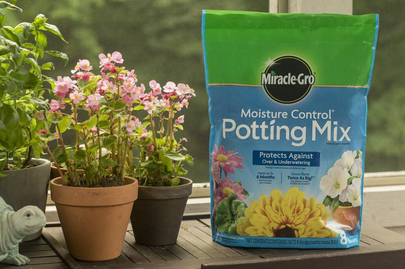 Miracle-Gro Moisture Control Potting Mix 8 qt., Protects Against Over and Under Watering Container Plants, 2-Pack - Image 5