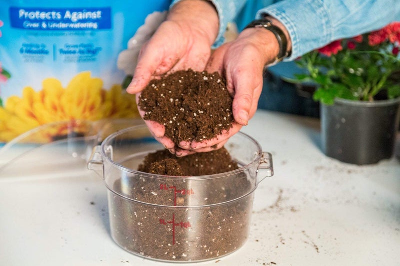 Miracle-Gro Moisture Control Potting Mix 8 qt., Protects Against Over and Under Watering Container Plants, 2-Pack - Image 4