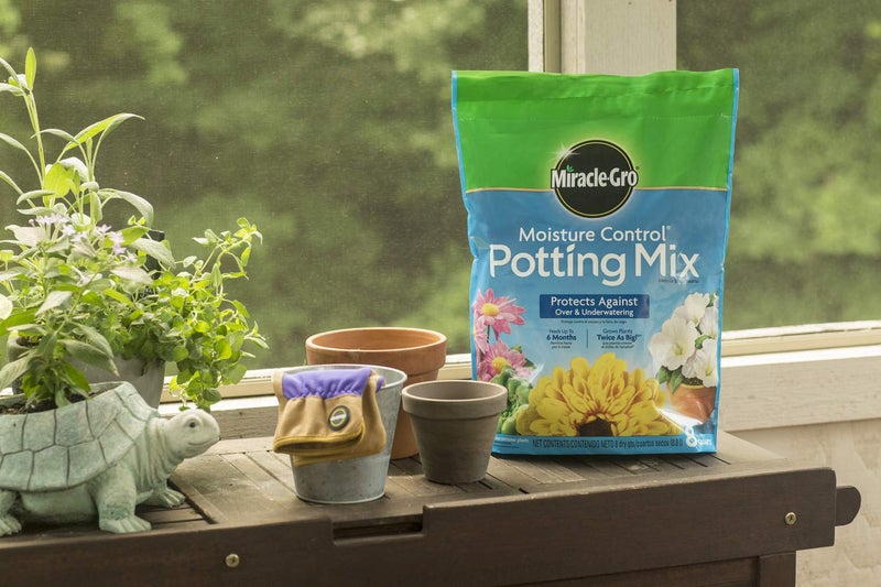 Miracle-Gro Moisture Control Potting Mix 8 qt., Protects Against Over and Under Watering Container Plants, 2-Pack - Image 3