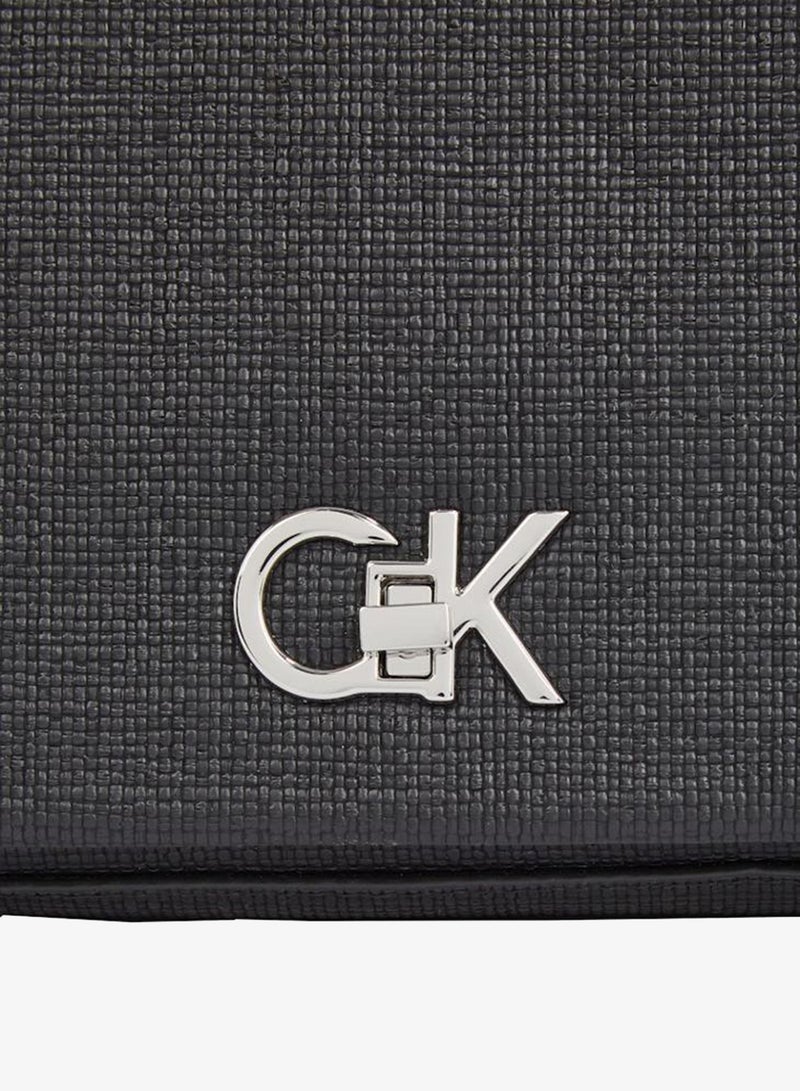 كالفن كلاين حقيبة سلسلة متوسطة قابلة للتحويل - Image 4