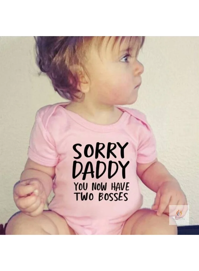 ماتشينج فاميلي اوتفيتس بدلة طفل مضحكة | رومبير مطبوع عليه عبارة "آسف يا أبي، لديك الآن رئيسان" | طقم ملابس حديثي الولادة من القطن الناعم