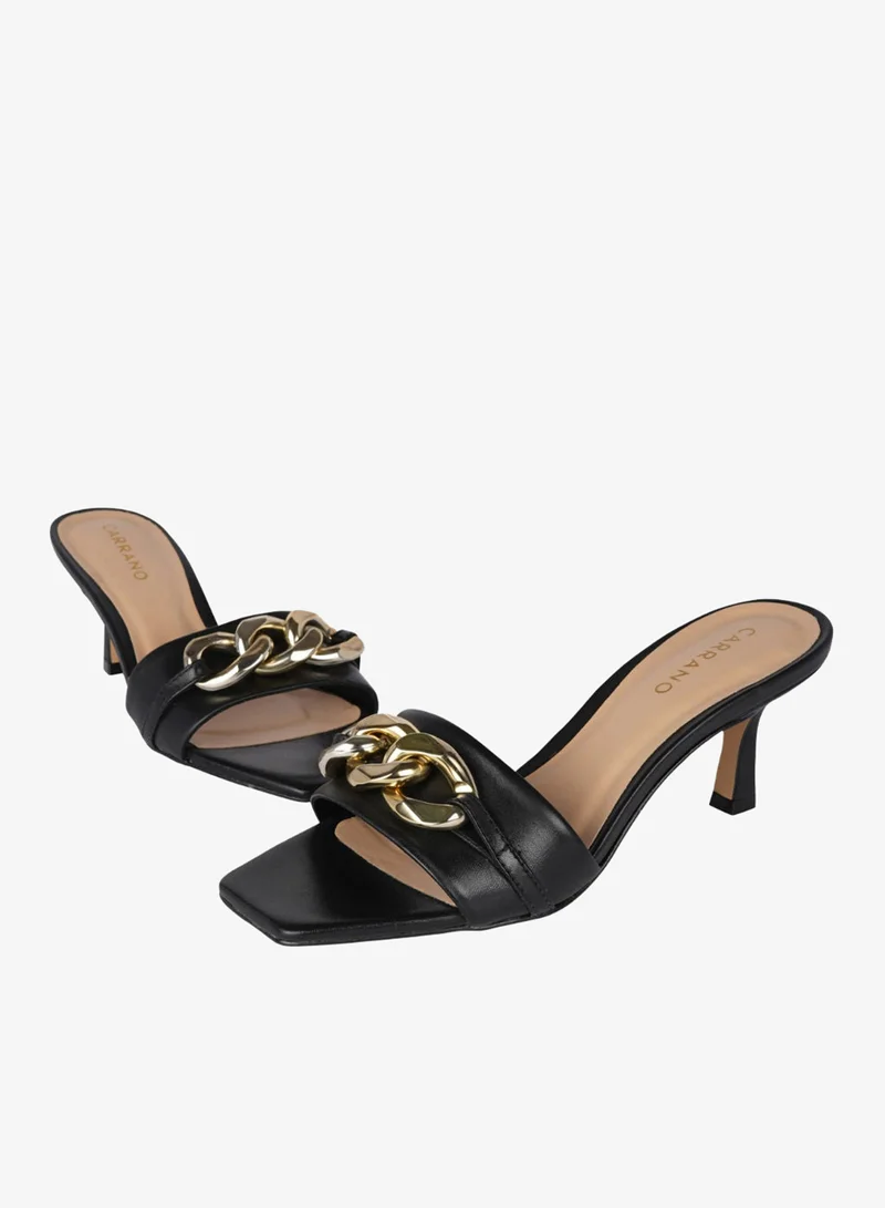 كارانو صنادل نسائية بكعب رفيع بتفاصيل سلسلة وظهر مفتوح من كارانو