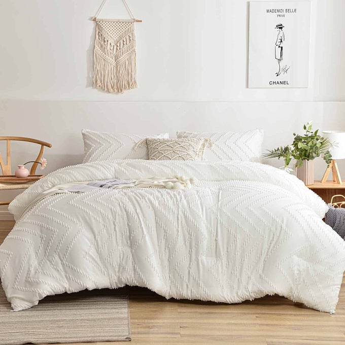 WHITE TUFTED 3PIECE QUEEN COMFORTER SET 88 X 90 IN