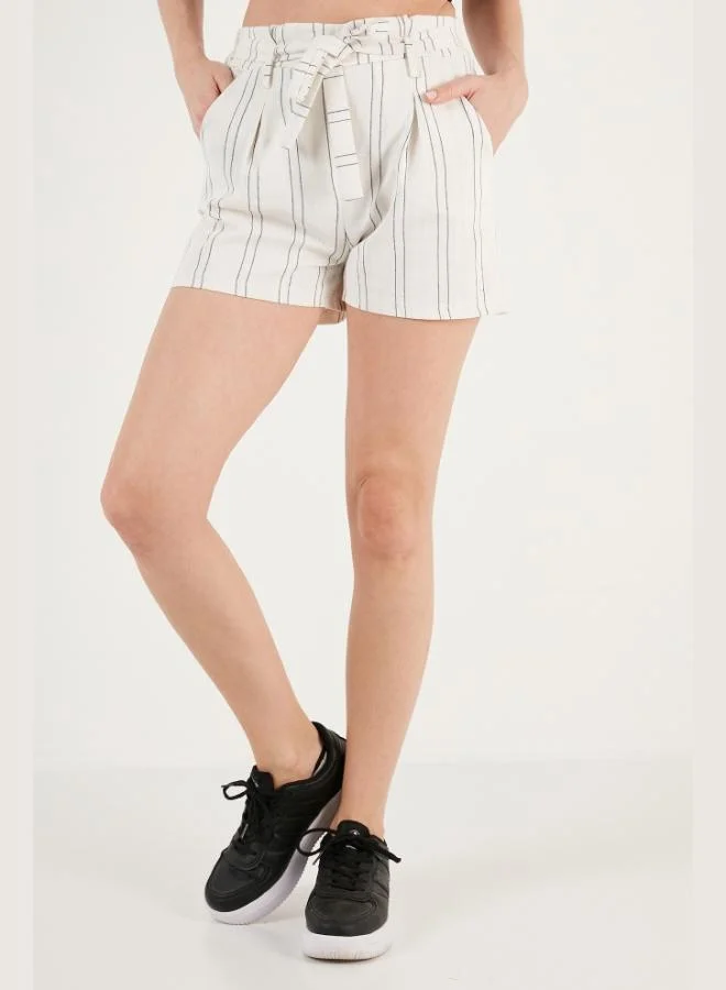 ليلا شورت نسائي ضيق مخطط بحزام وجيوب من ليلا