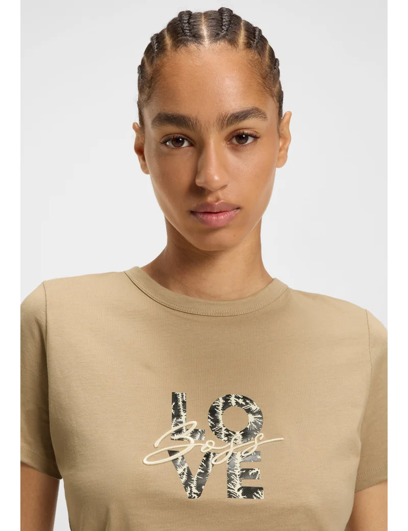 بوس تيشيرت بقصة ضيقة من جيرسي القطن مع رسم شعار