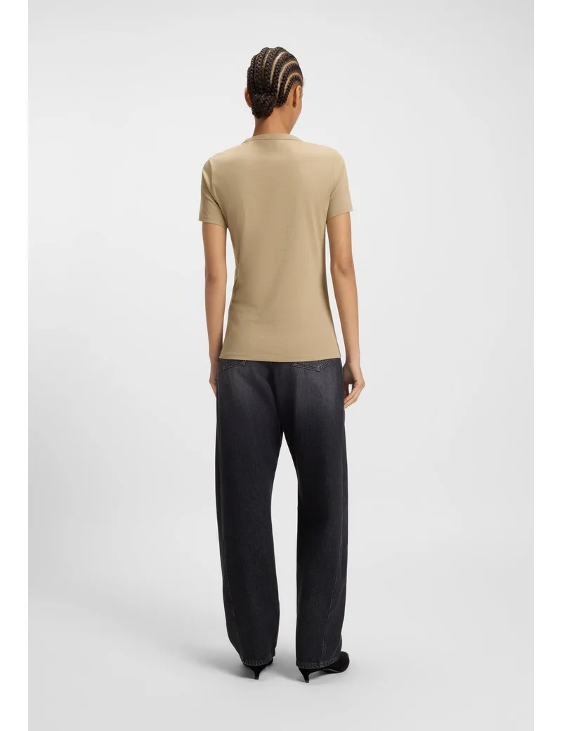 بوس تيشيرت بقصة ضيقة من جيرسي القطن مع رسم شعار