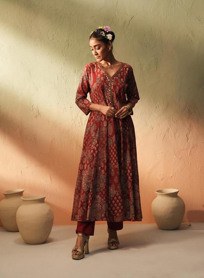 ISHIN Women's Maroon Cotton Printed Tunic Upper Calf Length Pleat Front Bottom Flared 2 Peice Kurta Set - Image 1