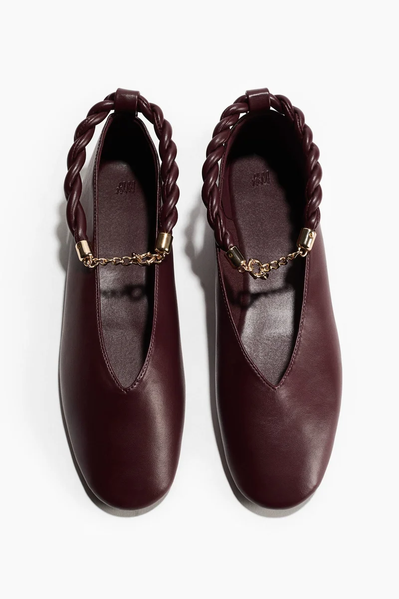 اتش اند ام حذاء باليه مسطح بتفاصيل ملتوية