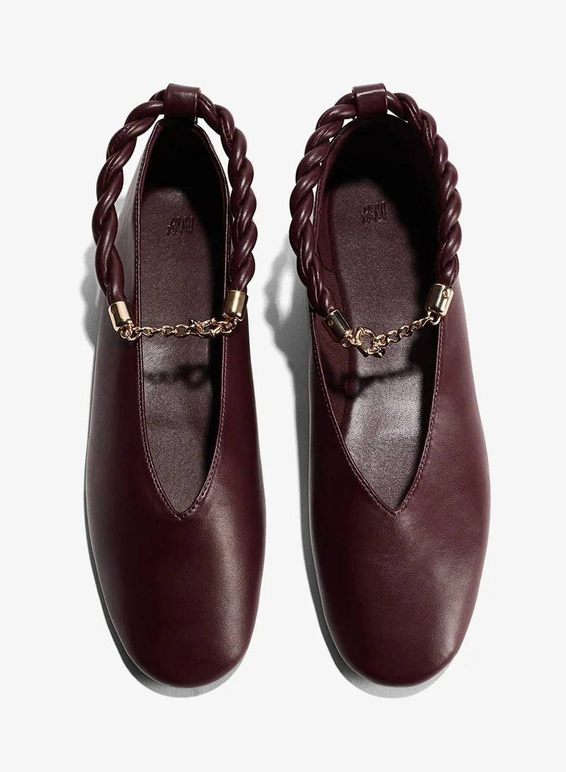 اتش اند ام حذاء باليه مسطح بتفاصيل ملتوية